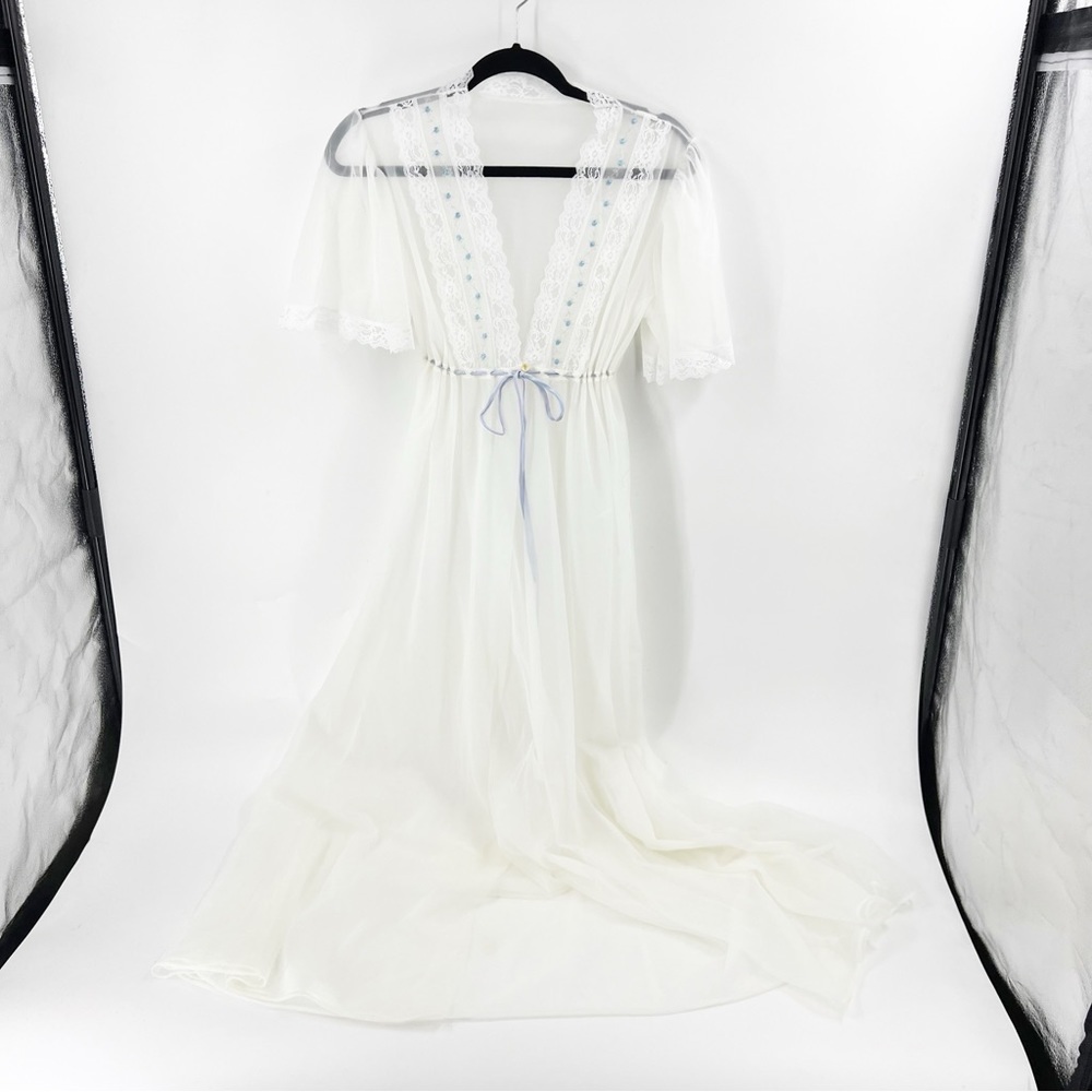 Elegant White Lace Trim Robe